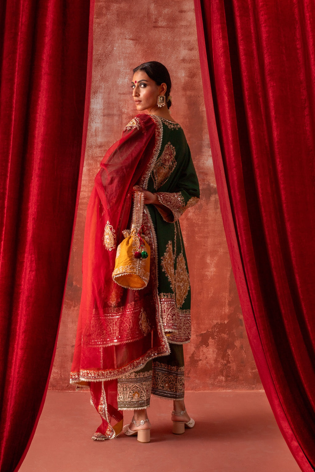 MEHENDI LAGAKE RAKHANA