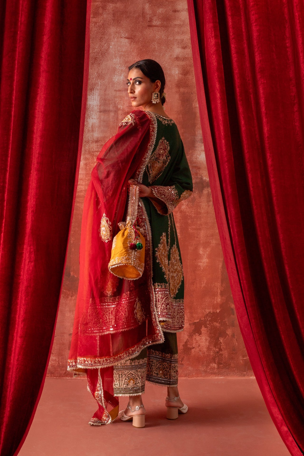 MEHENDI LAGAKE RAKHANA